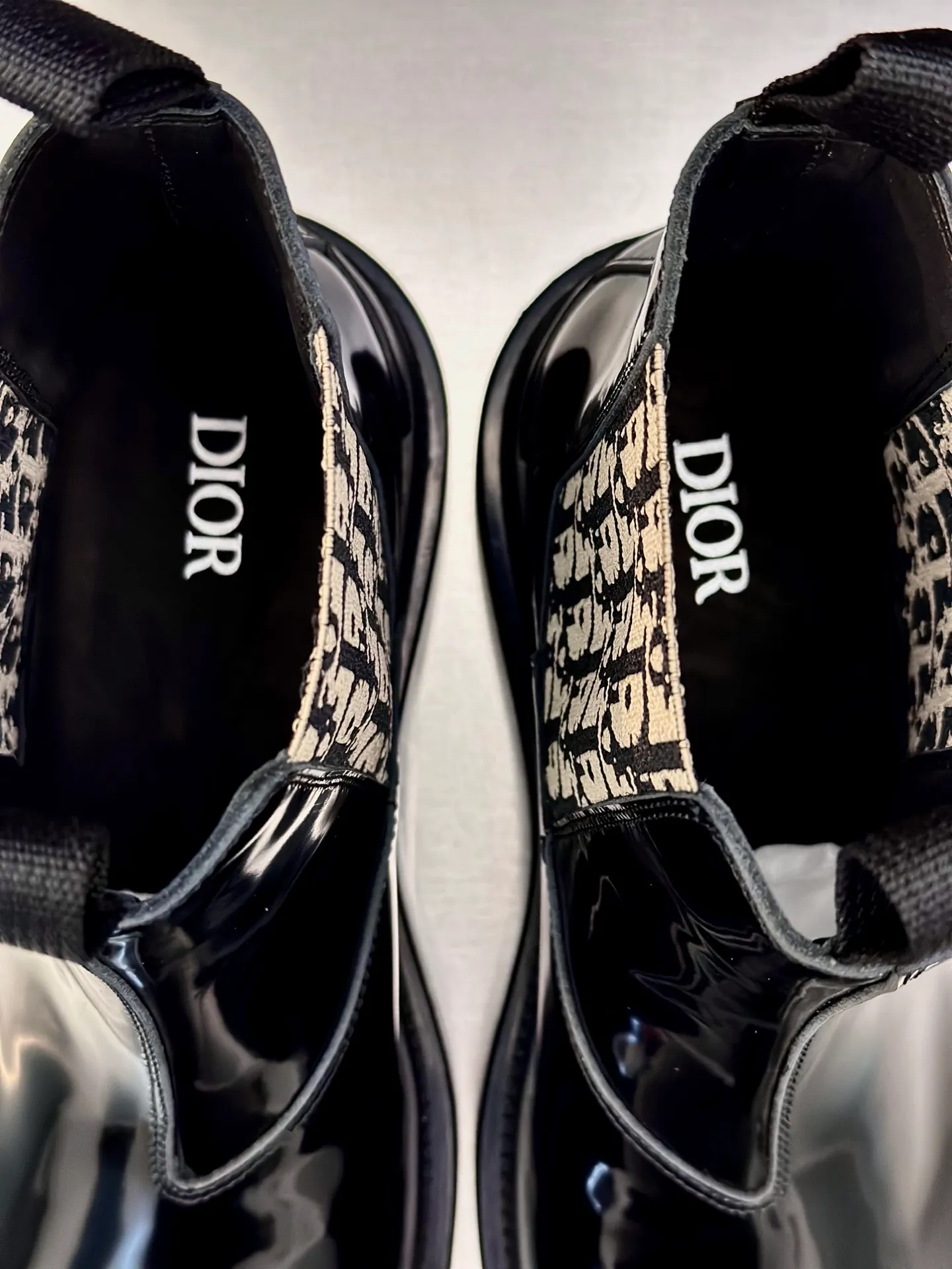 Men's shoes 💰920 Dior Dior high-top sneakers, top-quality goods produced in Dongguan, show version, leading counter trial style, Nappa cowhide material, light and breathable, soft and comfortable, easier to put on and take off, calfskin leather edging, distinctive sports style, genuine leather tongue Dior letter badge, showing the brand style, lightweight embossed pattern rubber sole, light and genuine leather feet, with original packaging Size: 39-40-41-42-43-44 (45, 46 customized) leather shoe size